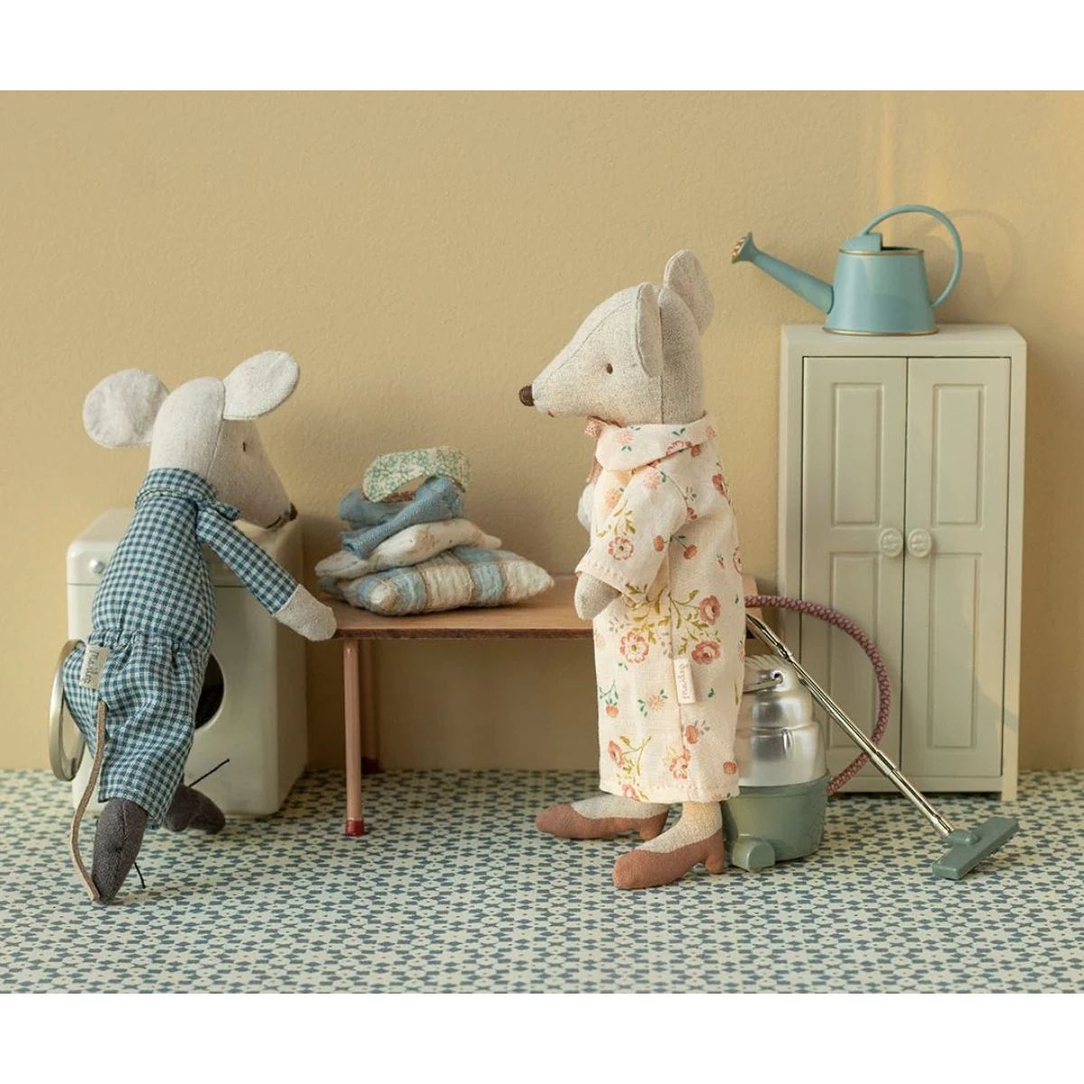 Grandma & Grandpa Mice in Cigarbox